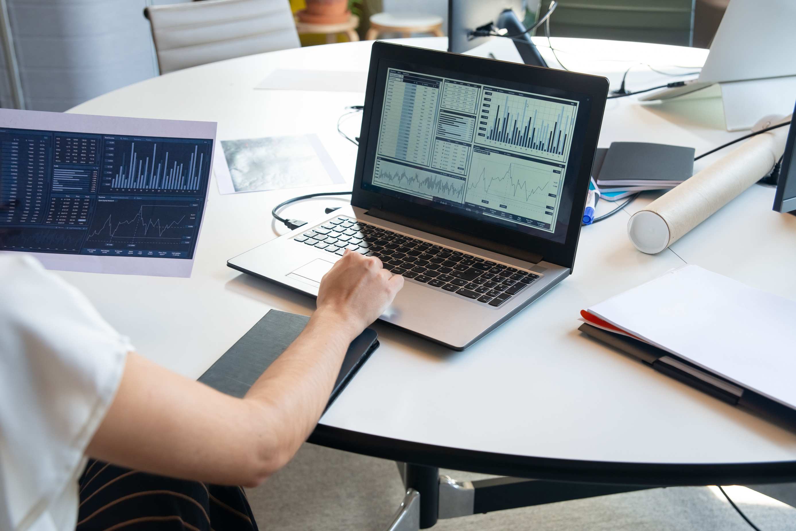 Schreibtisch mit Laptop und Tabellenkalkulation in einem modernen Büro