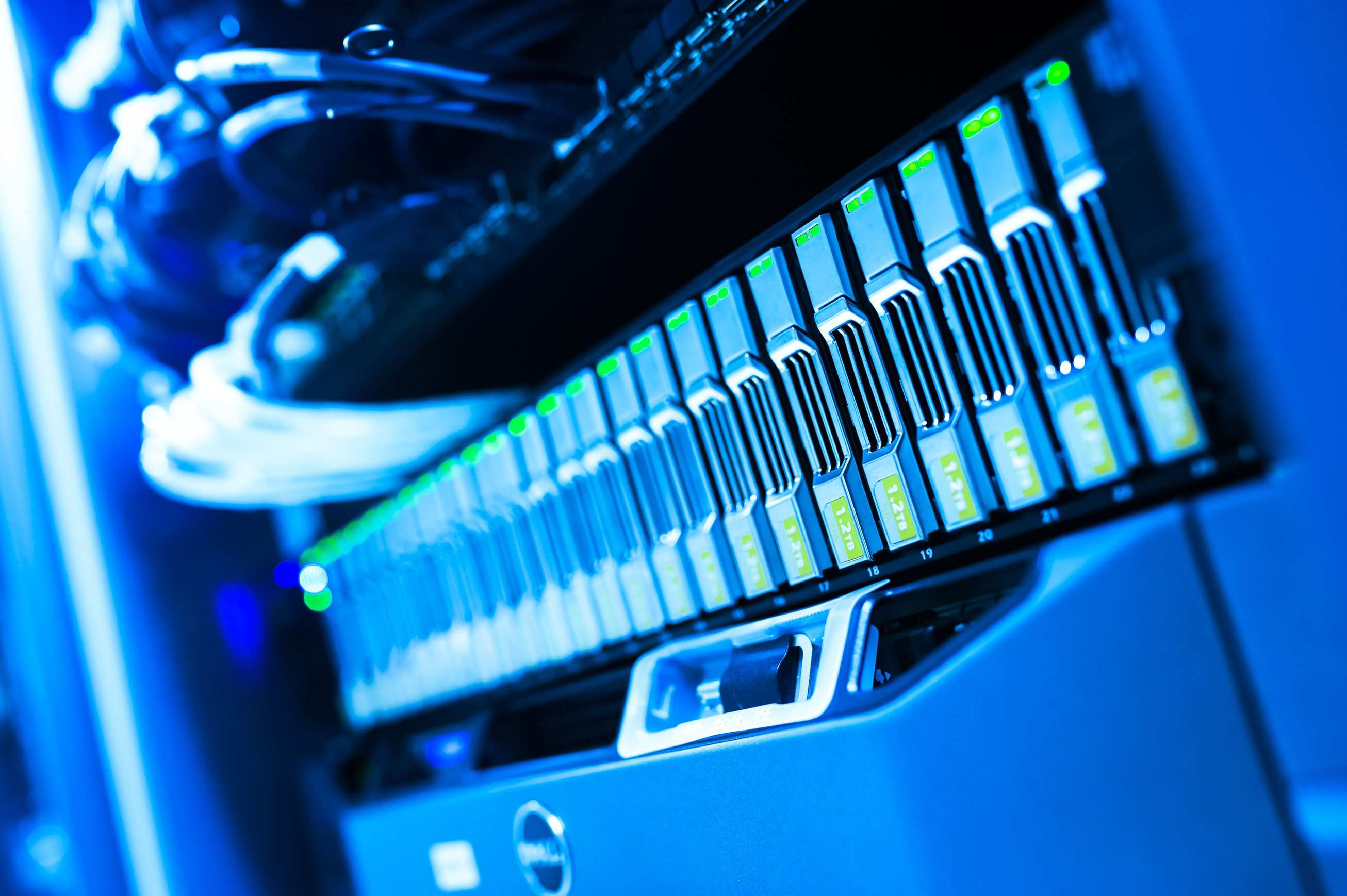 Server-Rack mit Hardware in einem Rechenzentrum